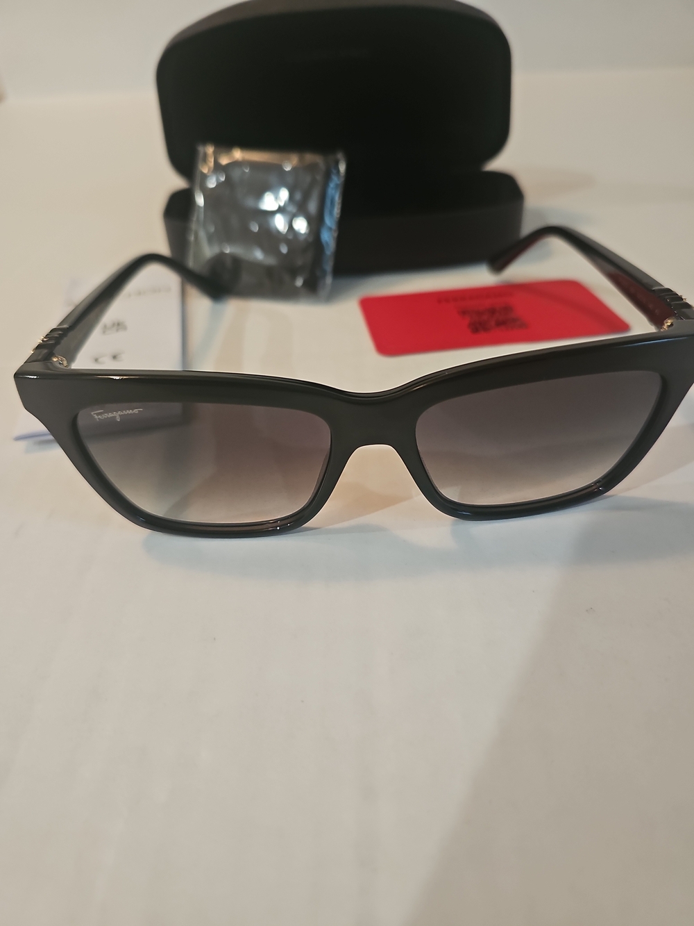 NIB Salvatore Ferragamo SF1027S Black Square Sunglasses 001 Grey Gradient Lens